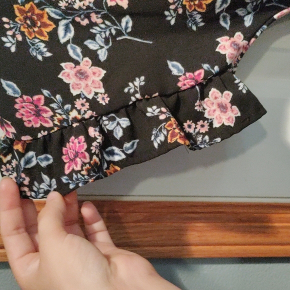 Floral v neck blouse - Picture 4 of 8